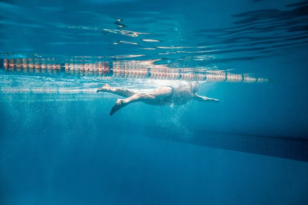Unterwasserbild Des Männlichen Schwimmers Schwimmbad Stockfoto