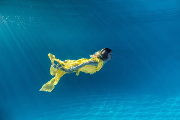 Podwodne Zdjęcia Piękne Młoda Kobieta Sukni Pływanie Basenie Obrazek Stockowy
