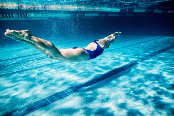 Υποβρύχια Εικόνα Του Νεαρό Θηλυκό Κολυμβητής Άσκηση Στην Πισίνα Εικόνα Αρχείου