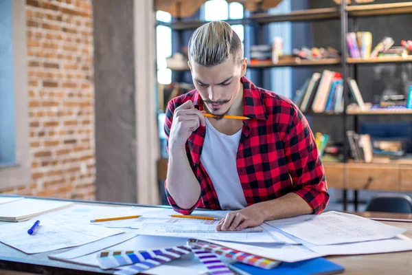 Architecte masculin avec des plans — Photo de stock