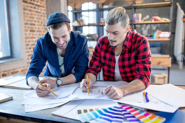 Arquitectos discutiendo planos - foto de stock