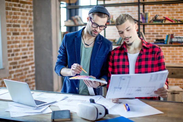 Arquitectos discutiendo planos - foto de stock