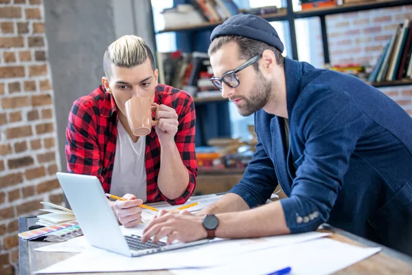 Diseñadores que trabajan en el proyecto - foto de stock