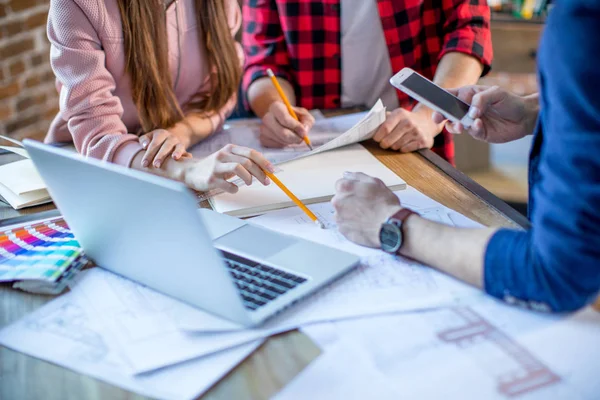 Progettisti che lavorano al progetto — Foto stock