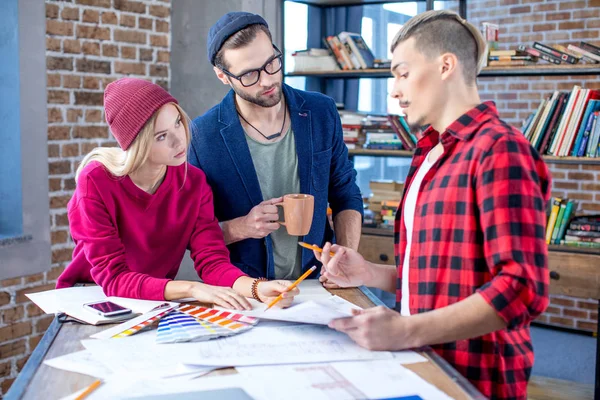 Konstrukteure arbeiten am Projekt — Stockfoto