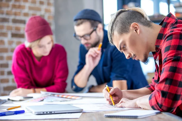 Männlicher Architekt mit Entwürfen — Stockfoto