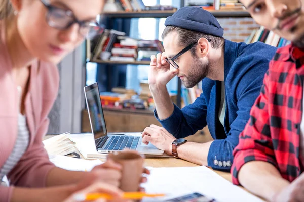 Diseñadores que trabajan en el proyecto - foto de stock