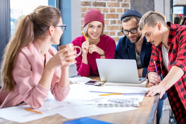 Progettisti che lavorano al progetto — Foto stock