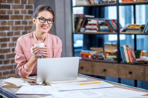 Frau mit Tasse Tee — Stockfoto