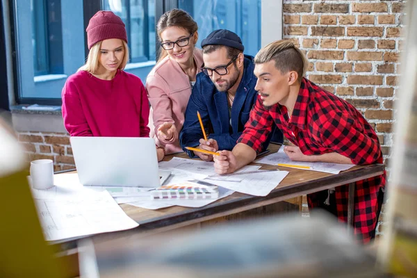 Diseñadores que trabajan en el proyecto - foto de stock