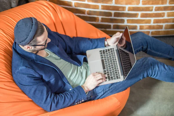 Homme travaillant sur laprop — Photo de stock