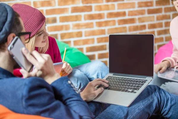 Uomo che lavora sul computer portatile — Foto stock