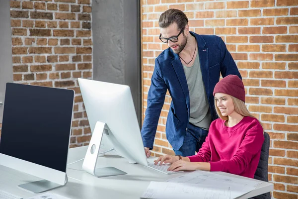 Hombre y mujer trabajando en la computadora - foto de stock