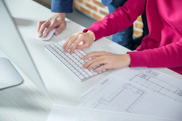 Man and woman working on computer — Stock Photo