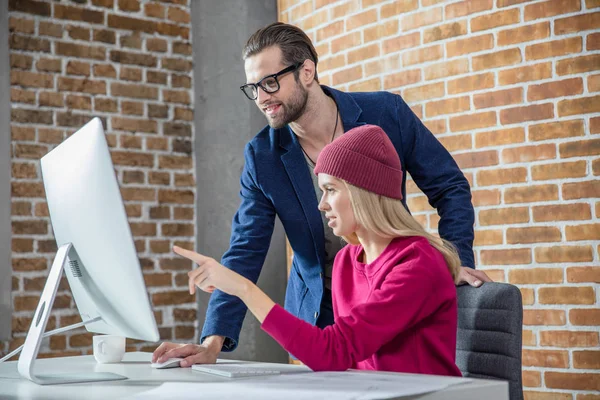 Man and woman working on computer — Stock Photo