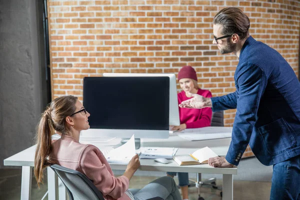 Young people discussing — Stock Photo