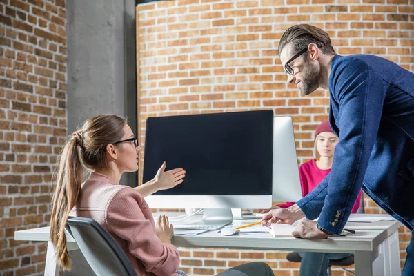 Young people discussing — Stock Photo