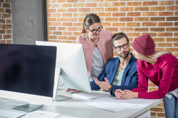 Empresarios que trabajan con ordenador - foto de stock