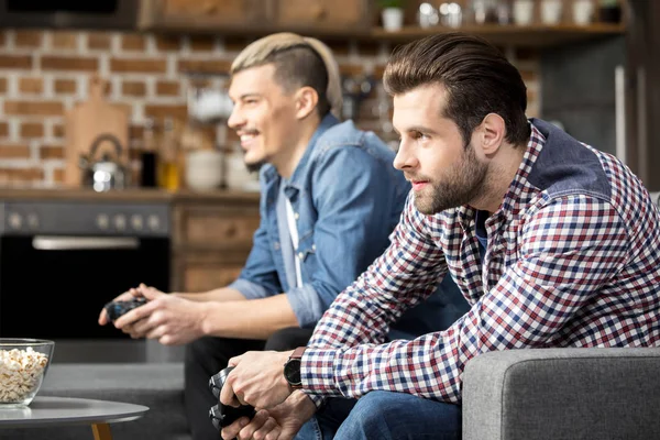 Hombres jugando con joysticks - foto de stock