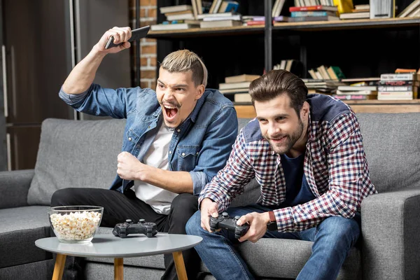 Hombres jugando con joysticks - foto de stock