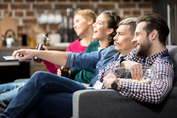 Amis regarder la télévision — Photo de stock