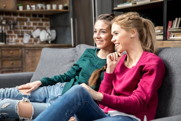 Women sitting on couch — Stock Photo
