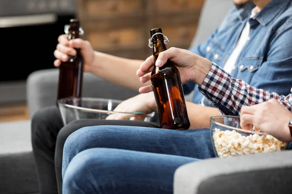 Amis boire de la bière — Photo de stock