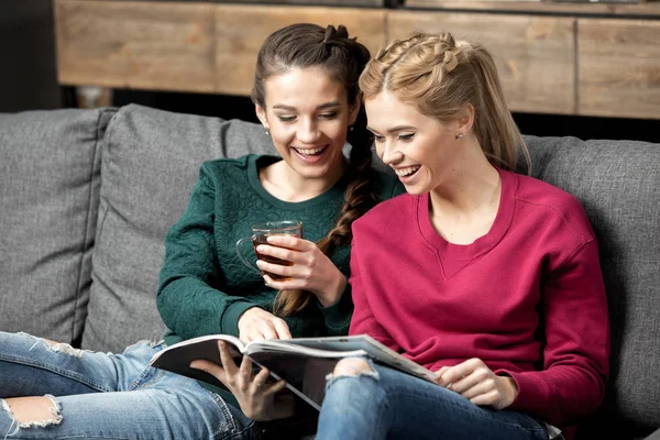 Junge Frauen trinken Tee — Stockfoto