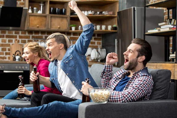 Friends drinking beer — Stock Photo