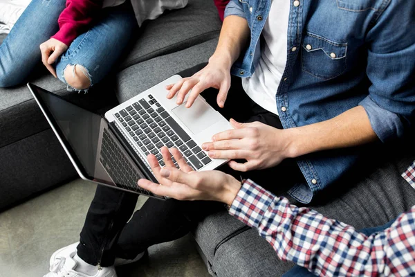 Friends using laptop — Stock Photo