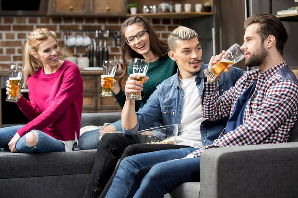 Amigos bebiendo cerveza - foto de stock