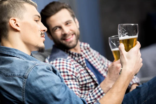 Amigos bebiendo cerveza - foto de stock