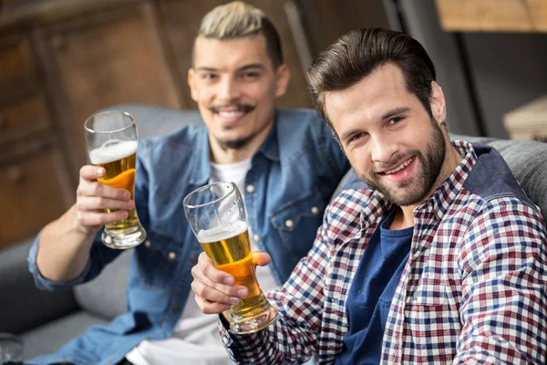 Amici che bevono birra — Foto stock