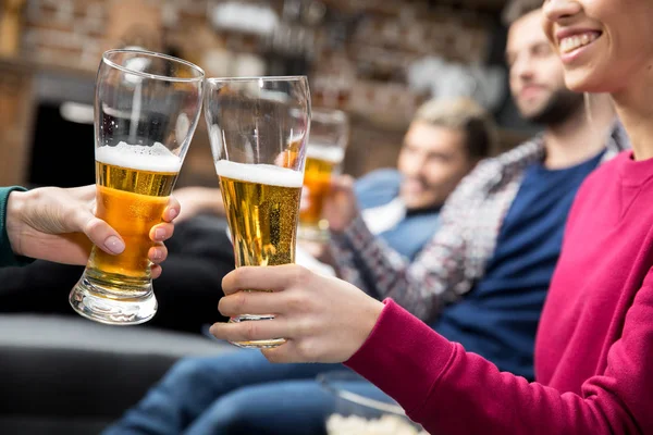 Amici che bevono birra — Foto stock