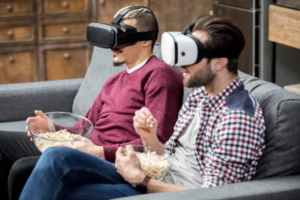 Hombres en gafas de realidad virtual - foto de stock