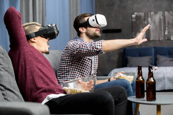 Hombres en gafas de realidad virtual - foto de stock