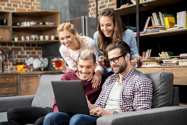 Amici che utilizzano laptop — Foto stock