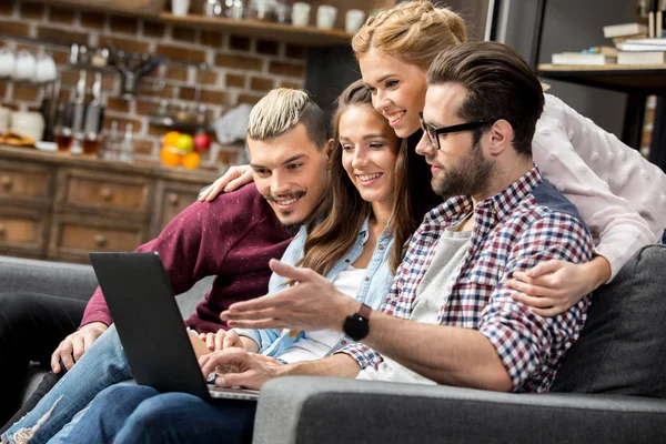 Friends using laptop — Stock Photo