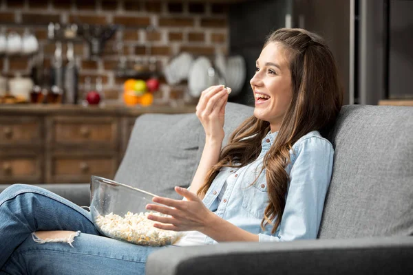 Girl eating popcorn — Stock Photo