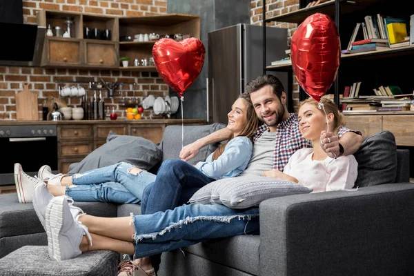 Amigos sentados en el sofá - foto de stock