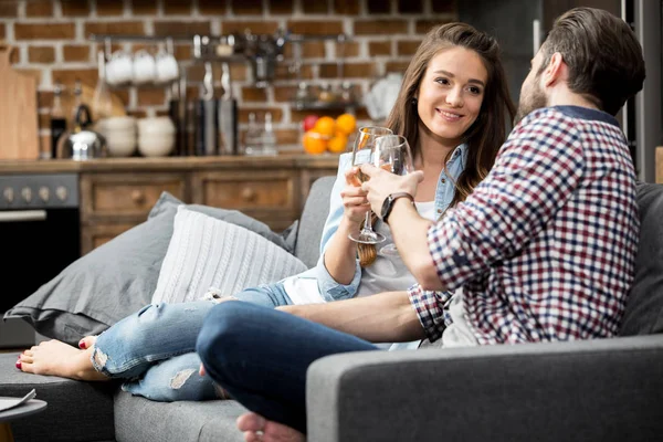 Casal beber vinho — Fotografia de Stock