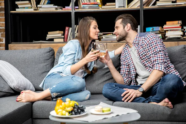 Pareja bebiendo vino - foto de stock