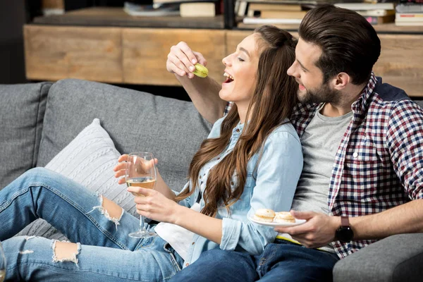 Pareja joven enamorada - foto de stock