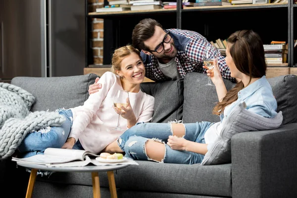 Glückliche Freunde plaudern — Stockfoto