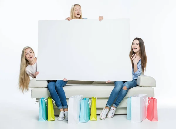 Mulheres segurando cartão em branco — Fotografia de Stock