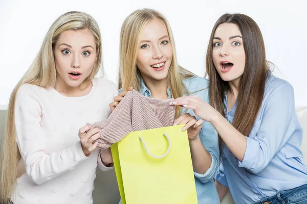 Mujeres con bolsa de compras - foto de stock