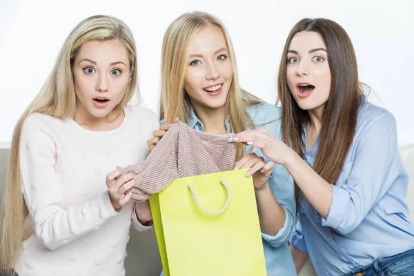 Femmes avec sac à provisions — Photo de stock