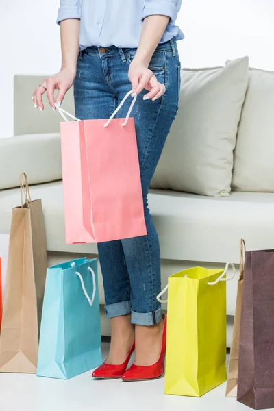 Donna con shopping bag — Foto stock