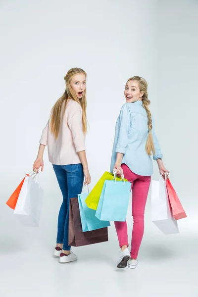 Femmes avec sacs à provisions — Photo de stock