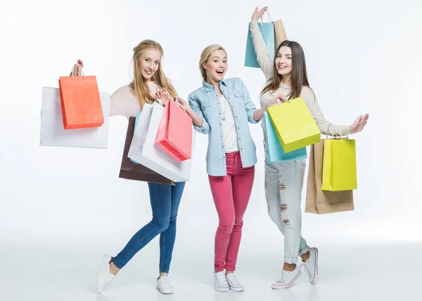 Mujeres con bolsas de compras - foto de stock